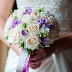 Букет невесты из розы, эустомы и фрезии