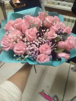 Букет  25 роз и гипсофила 