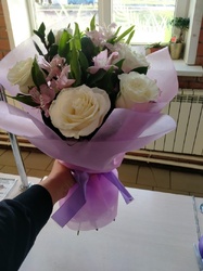 Белые розы и альстромерия 