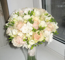 Букет невесты из роз и фрезии