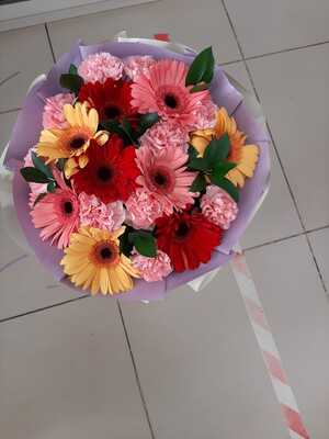 Букет с герберами и диантусами