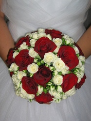 Букет невесты из красных и белых роз