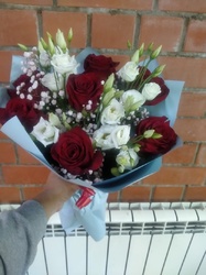 Букет розы и лизиантусы 