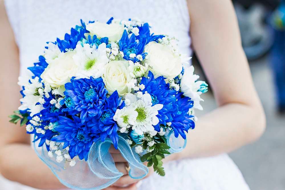 Букет в синем цвете. Букет невесты "синий Ирис". Букет невесты с синими хризантемами. Букет невесты с голубой хризантемой. Голубые гипсофилы букет невесты.